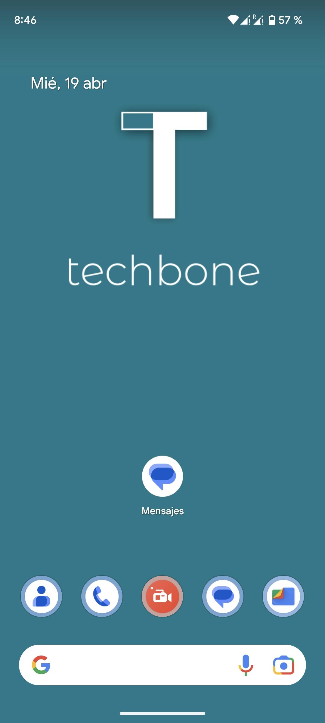 Enviar un SMS paso a paso – Android 13: paso 1 – La aplicación Mensajes se utiliza para enviar mensajes de texto con o sin archivos adjuntos y viene preinstalada en todos los teléfonos móviles Android. El acceso directo a la aplicación se encuentra directamente en la pantalla de inicio o en el cajón de aplicaciones, al que se accede deslizando el dedo hacia arriba en la pantalla de inicio.